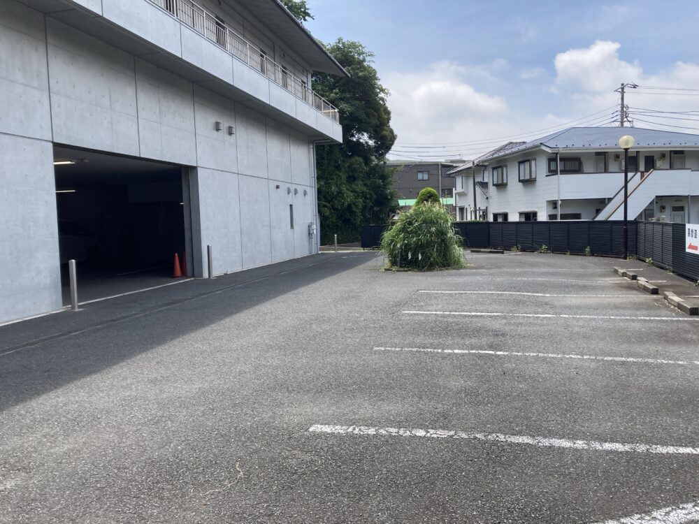 横浜にある富岡八幡宮の駐車場（屋外メイン）