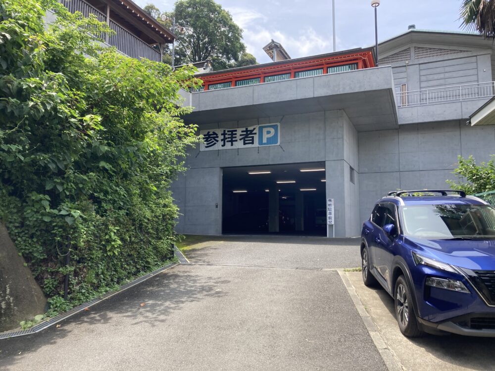 横浜にある富岡八幡宮の駐車場（屋内メイン）