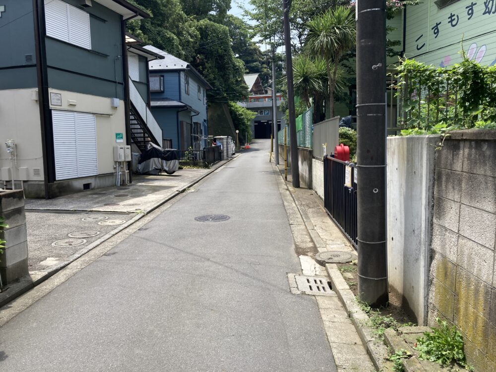 富岡八幡宮の駐車場へと続く狭い道