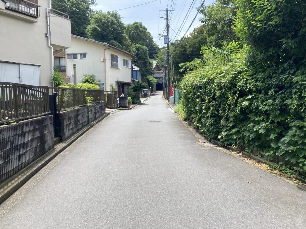 富岡八幡宮の駐車場へと続くそこそこ狭い道