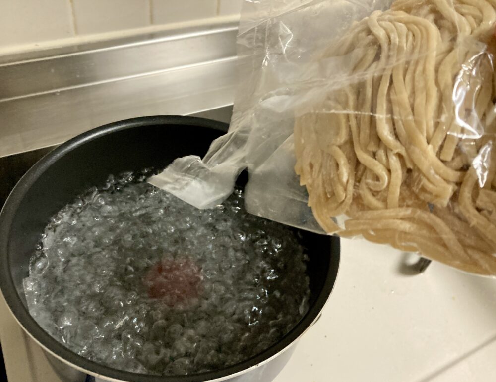 オーション麺を熱湯に投入