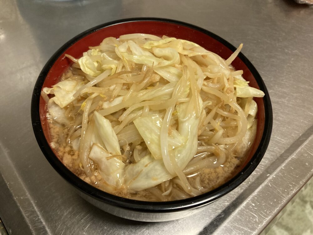 チャーシューを盛り付ける前のパーフェクトラーメンBUTA